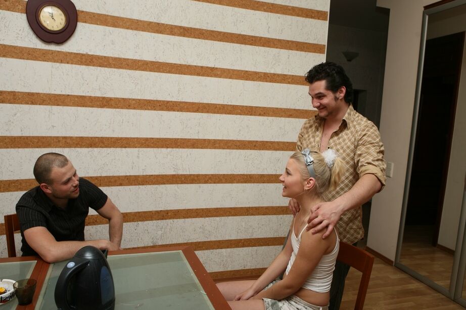 16P A jovem loira Olga perde a virgindade durante sexo com dois meninos mais velhos