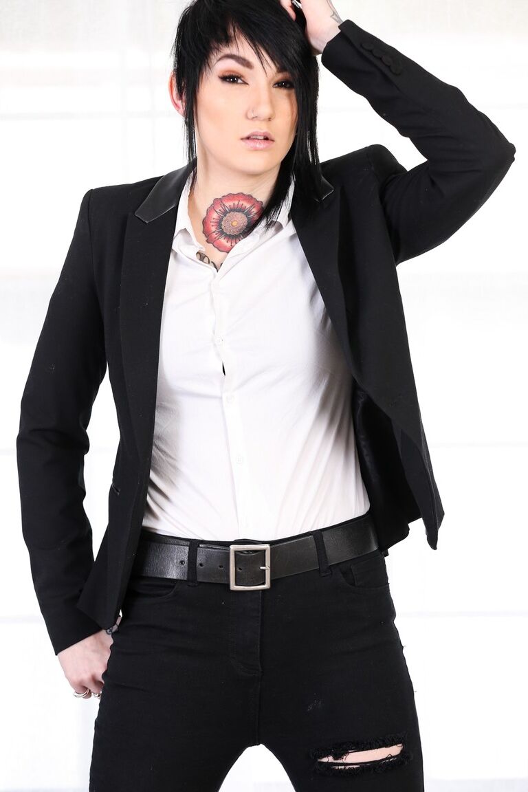 17P Bussines, Nikki Hearts, fica de quatro e se masturba sozinha