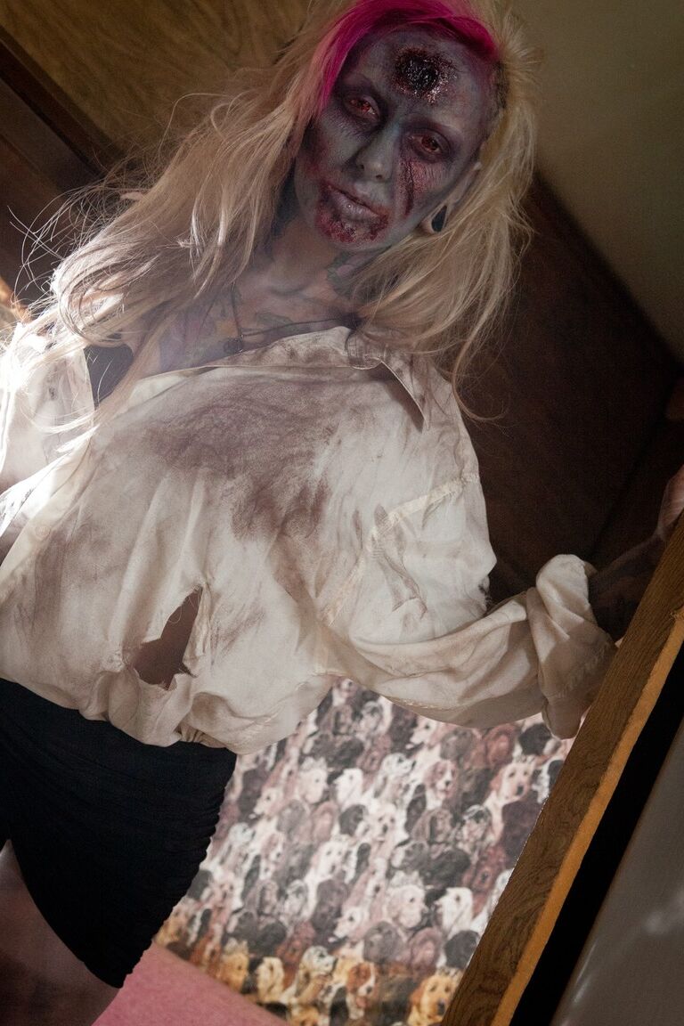 17P A garota zumbi sexy Jessie Lee implora por um pau com sua buceta careca