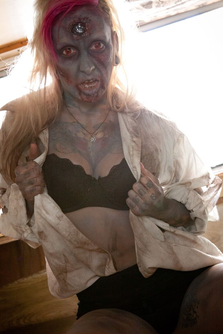 17P A garota zumbi sexy Jessie Lee implora por um pau com sua buceta careca
