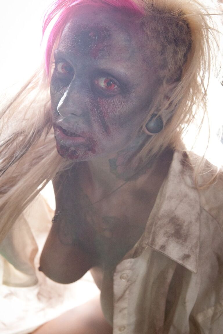 17P A garota zumbi sexy Jessie Lee implora por um pau com sua buceta careca