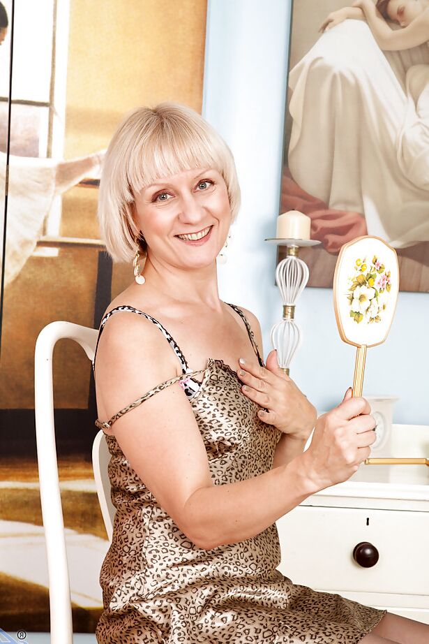 15P Lusty mature courtesan affirms her promiscuous nature with this flick