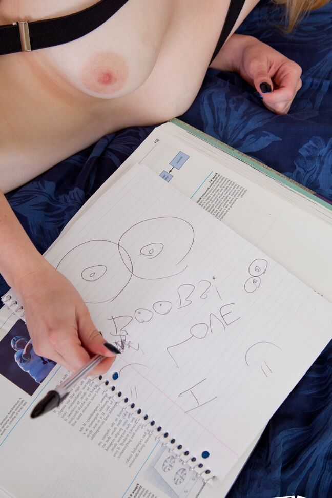 17P La atrevida colegiala rubia Ranie Mae hace un striptease caliente