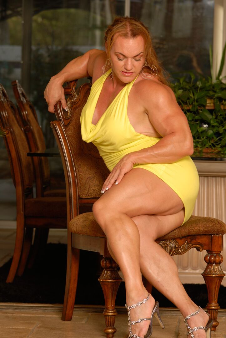 15P A fisiculturista ruiva Helle Nielson mostra seu corpo musculoso em um vestido amarelo