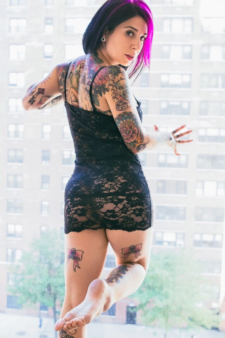 17P Superbe fille tatouée aux cheveux teints enlève sa lingerie et expose sa chatte