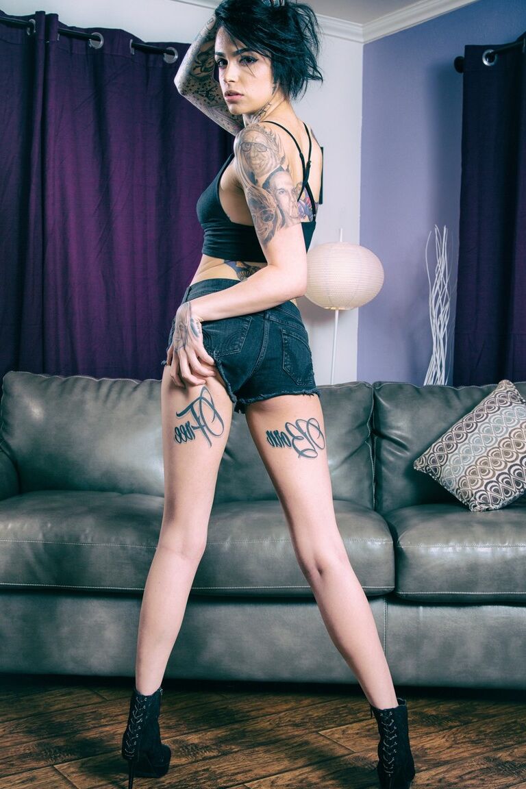17P La sensual belleza tatuada Leigh Raven se quita los pantalones cortos de mezclilla para mostrar el coño con botas
