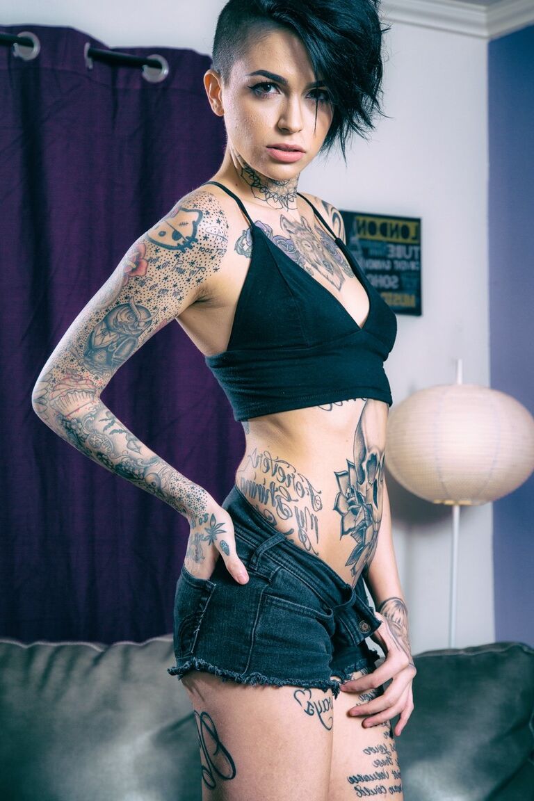 17P La sensual belleza tatuada Leigh Raven se quita los pantalones cortos de mezclilla para mostrar el coño con botas