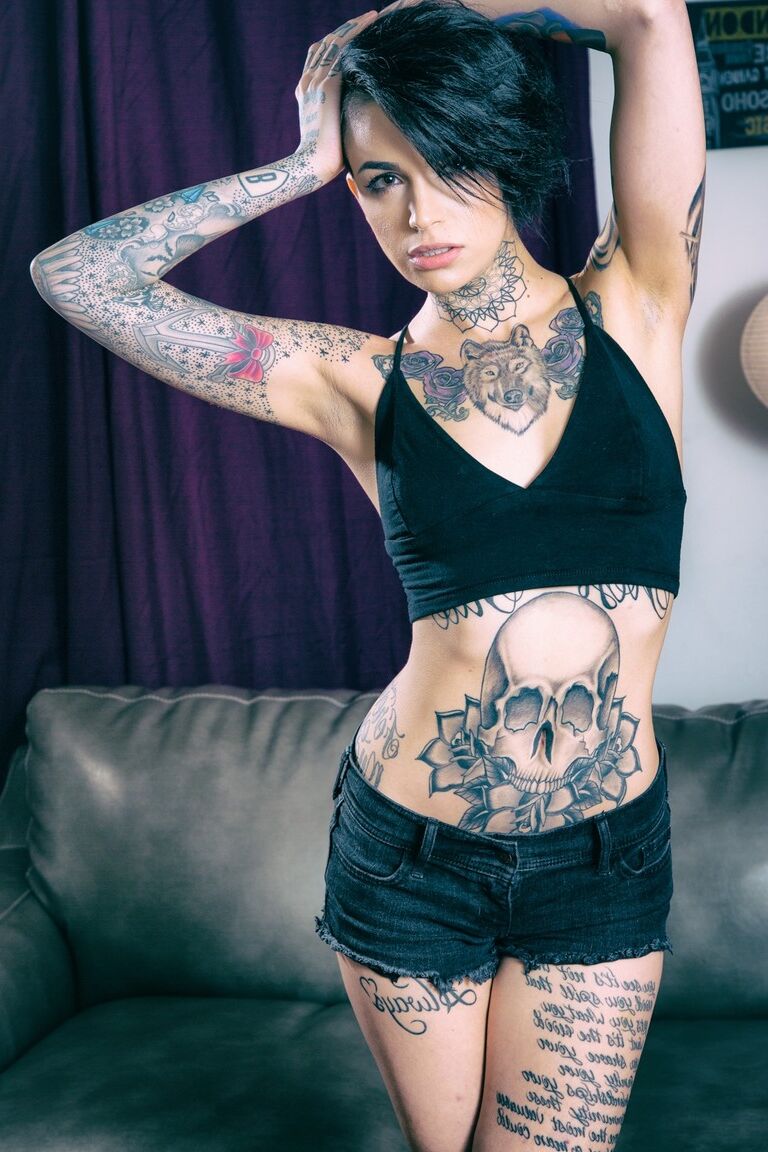 17P La sensual belleza tatuada Leigh Raven se quita los pantalones cortos de mezclilla para mostrar el coño con botas