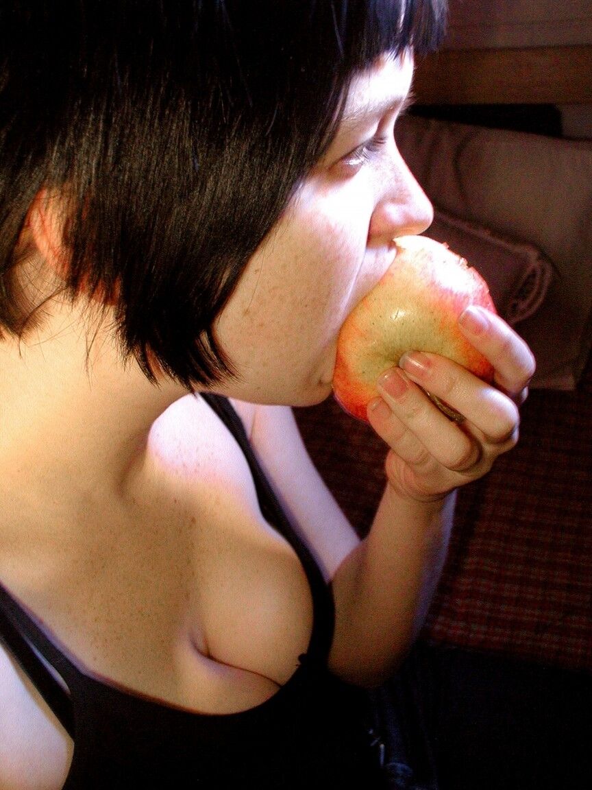 17P Adorable nena de pelo oscuro se desnuda para mostrar sus pezones perforados