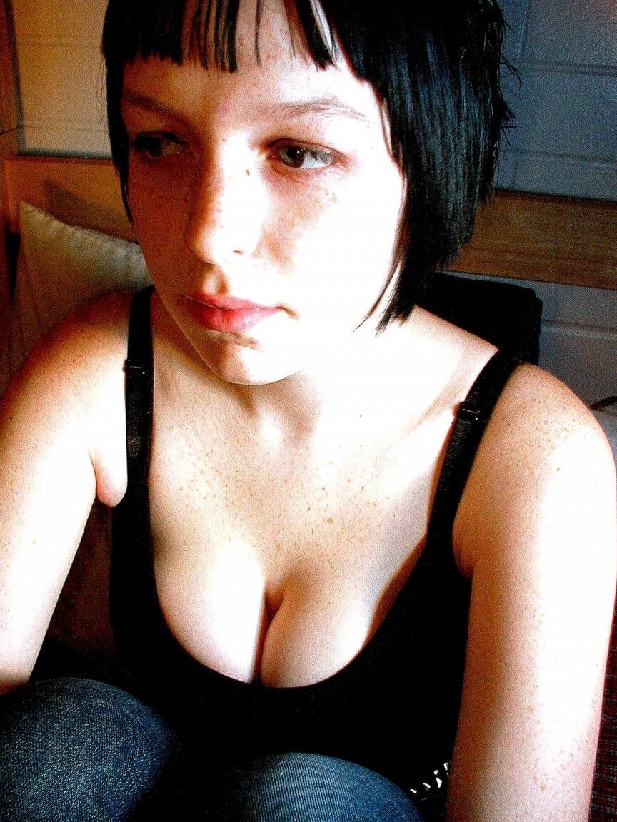 17P Adorable nena de pelo oscuro se desnuda para mostrar sus pezones perforados