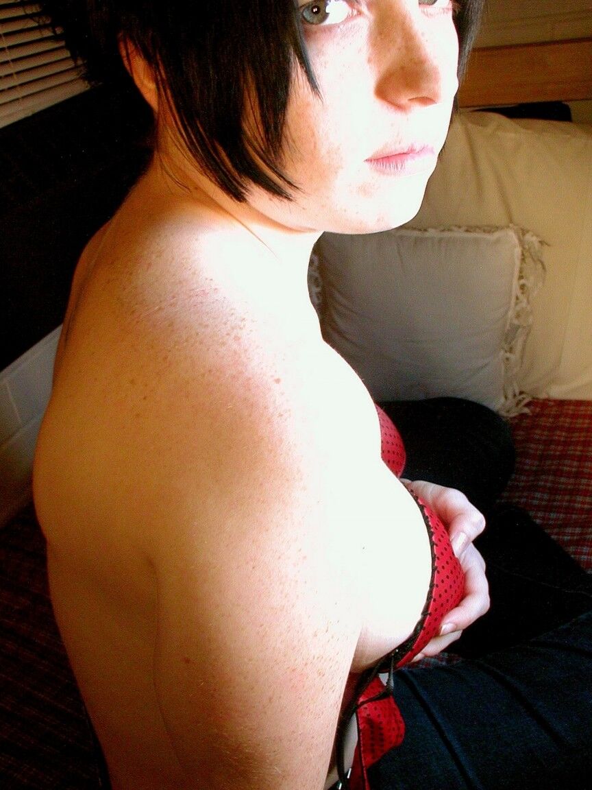 17P Adorable nena de pelo oscuro se desnuda para mostrar sus pezones perforados
