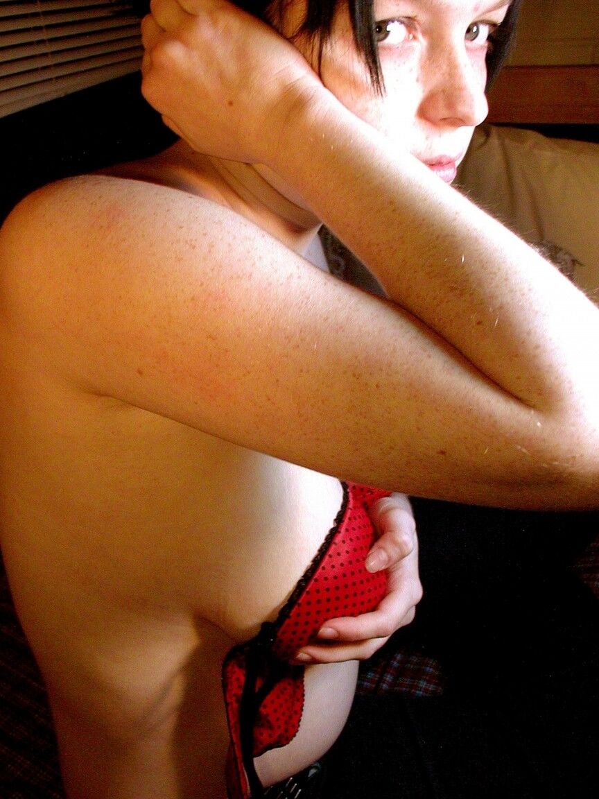 17P Adorable nena de pelo oscuro se desnuda para mostrar sus pezones perforados