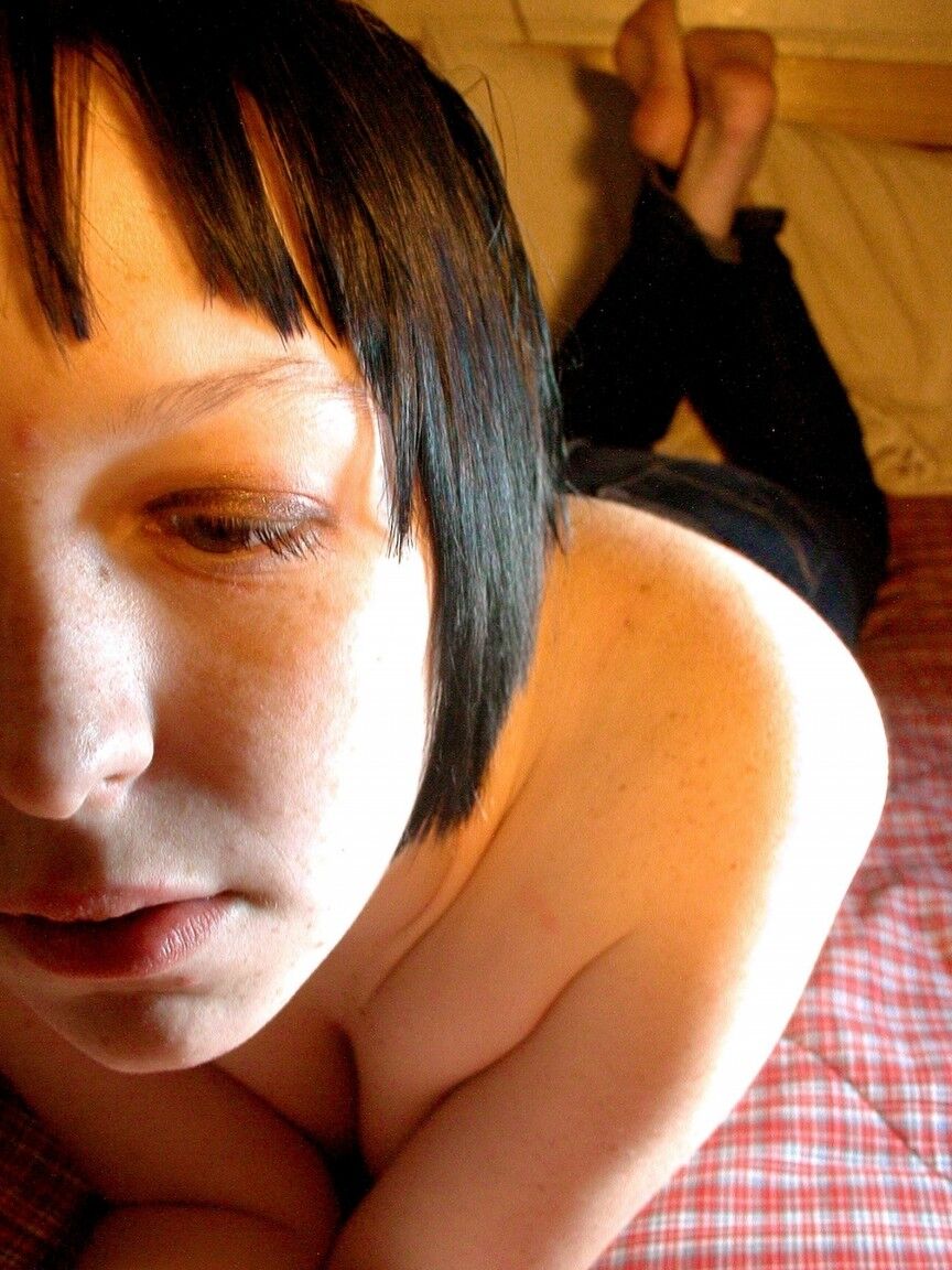 17P Adorable nena de pelo oscuro se desnuda para mostrar sus pezones perforados