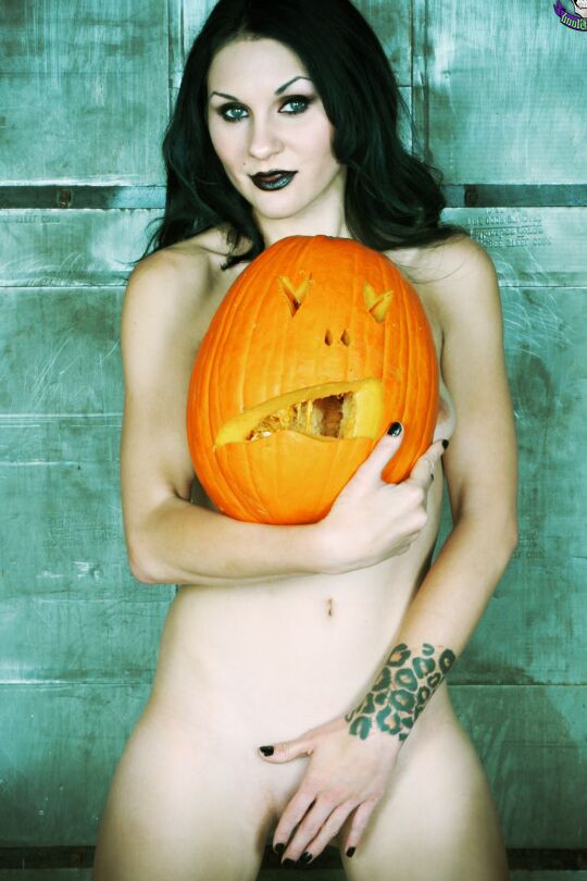 15P Nena pin up gótica clásica de Halloween con su calabaza
