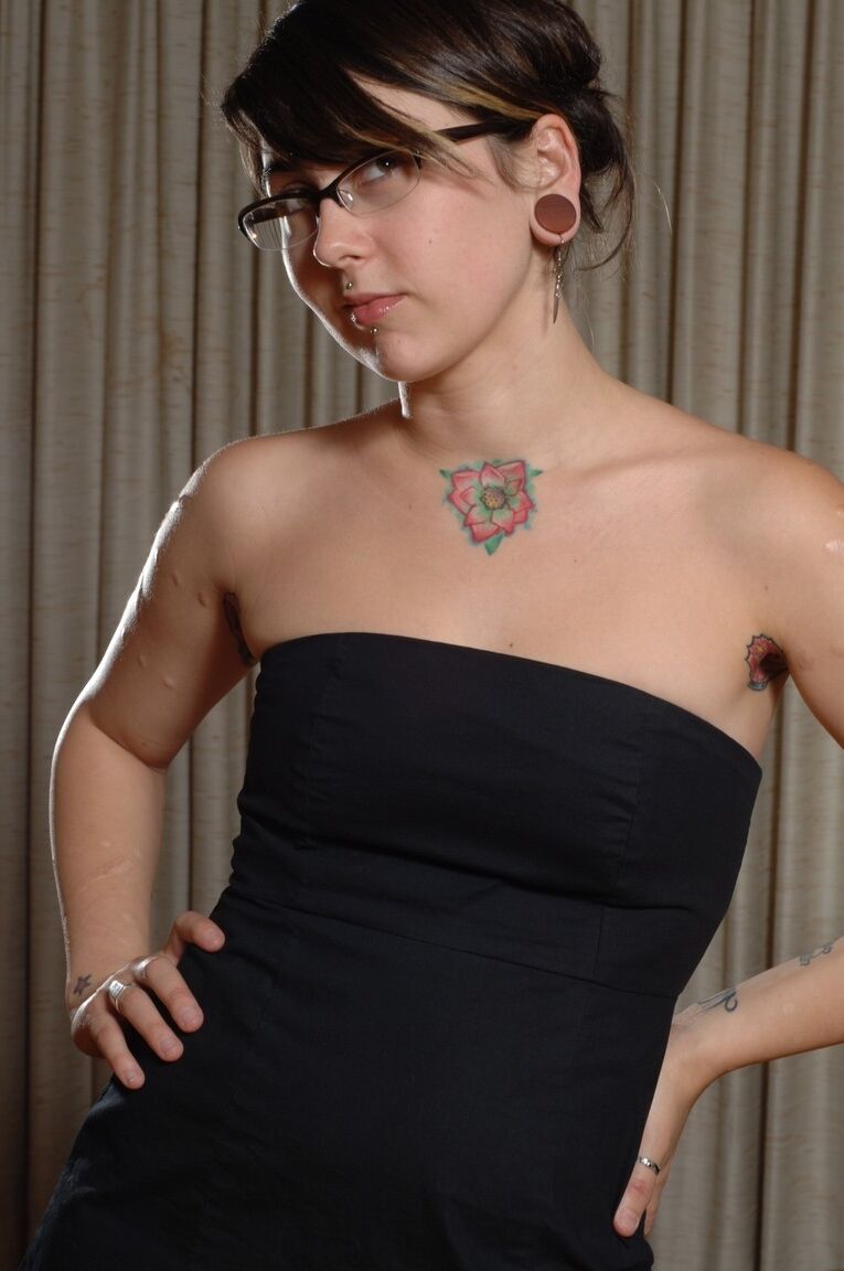 17P Garota emo amadora mostrando seus mamilos perfurados e tatuagens surpreendentes