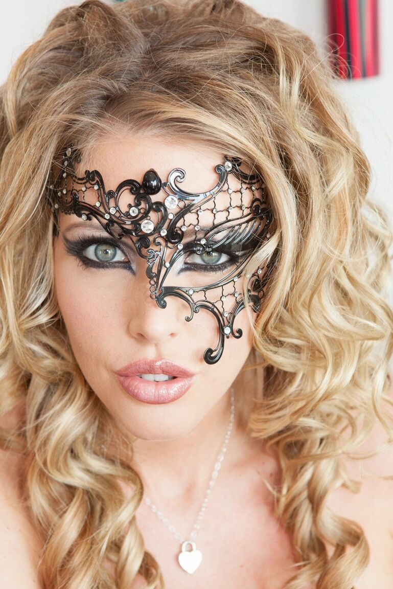 15P A estrela pornô Samantha Saint é fodida usando uma coleira e máscara de escravo