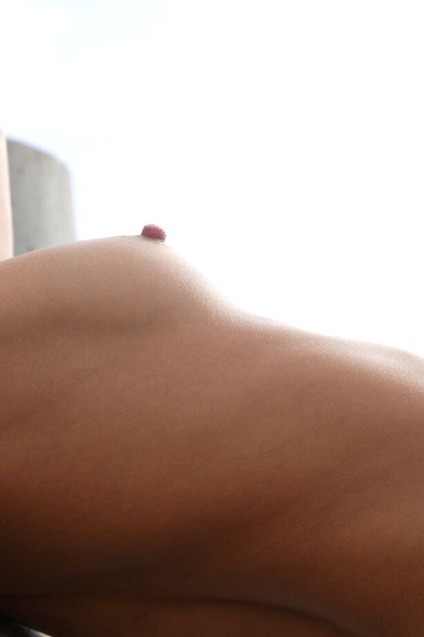 12P Garota magrinha com pernas longas posando nua ao ar livre mostrando peitos pequenos