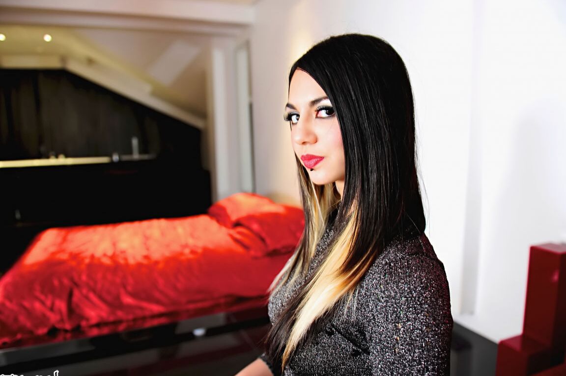 La modelo 14P Solo Holly D posa desnuda en lencería y medias de red