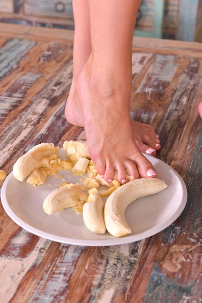 17P Leggy Nathaly Cherie donne un footjob dans la cuisine