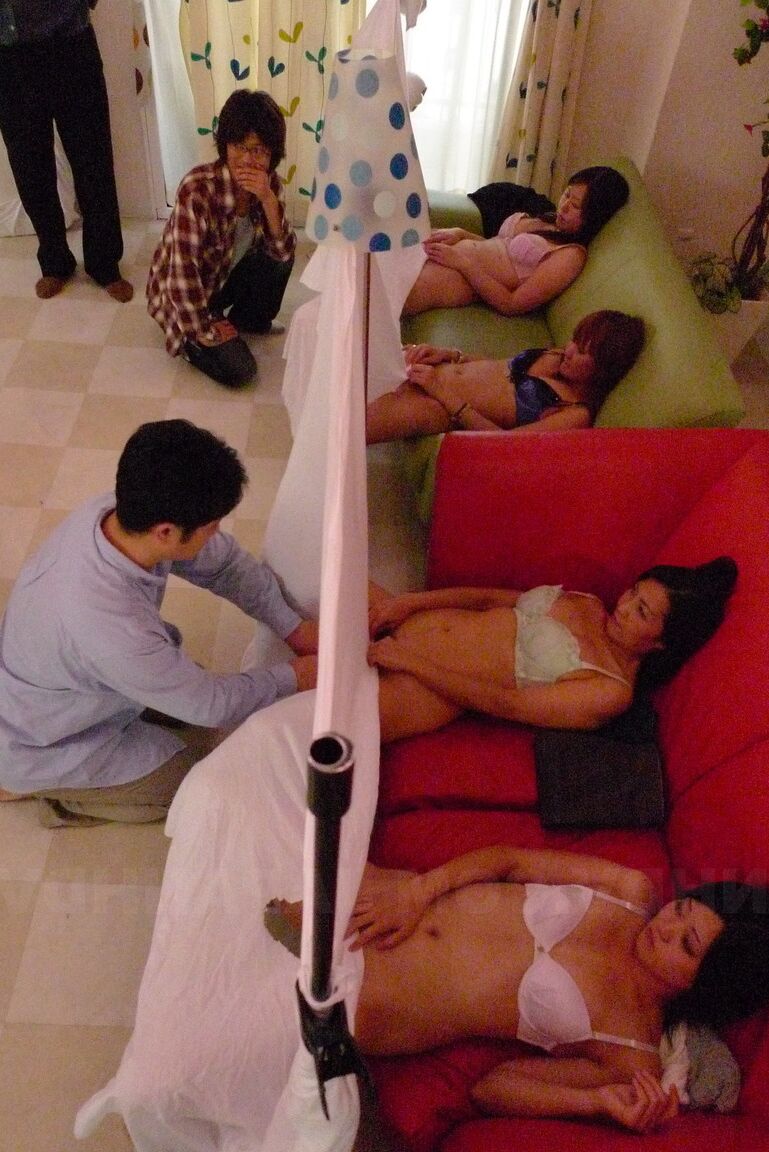 15P Mujeres asiáticas abren sus coños para hombres en una orgía pervertida de escondidas