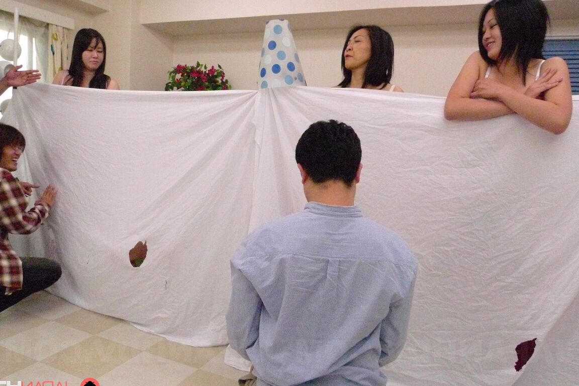 15P Mujeres asiáticas abren sus coños para hombres en una orgía pervertida de escondidas