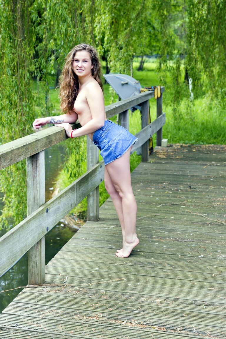 17P Day is so beautiful that Bunny Babe decides to take off clothes and pose naked
