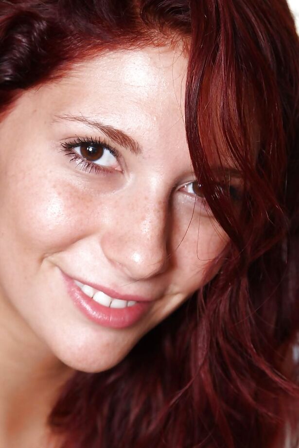 16P Ashlyn Molloy, star du porno rousse, montre ses petits seins et ses fesses écartées.