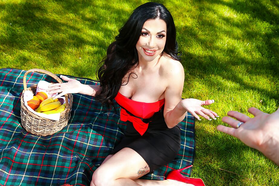 16P La brune européenne plus âgée Valeria Visconti se fait baiser sur une couverture dans un parc