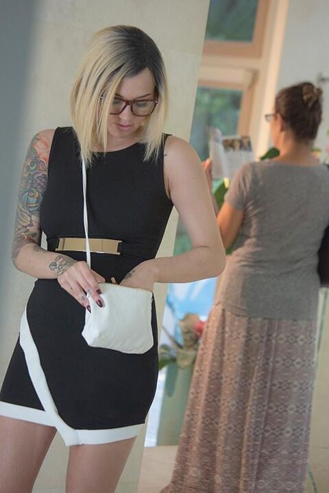 14P Mujer tatuada Emma Mae mostrando su vagina calva debajo de un vestido negro