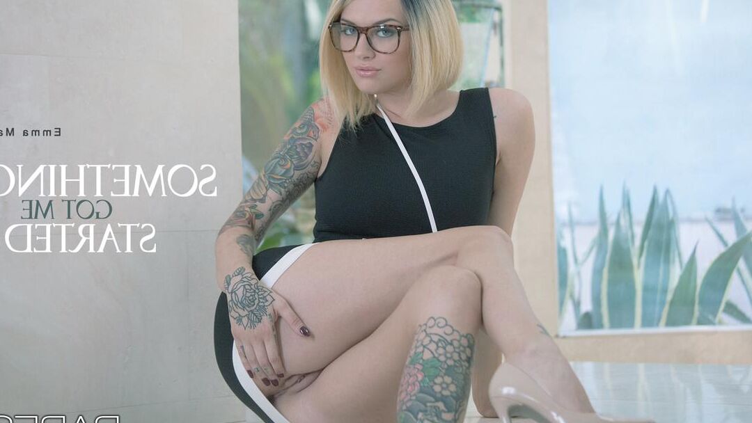 14P Mujer tatuada Emma Mae mostrando su vagina calva debajo de un vestido negro