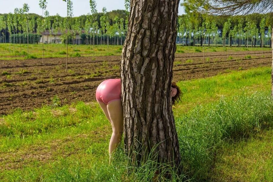 16P Натуральная рыжая катается на велосипеде по деревне в резиновом нижнем белье.