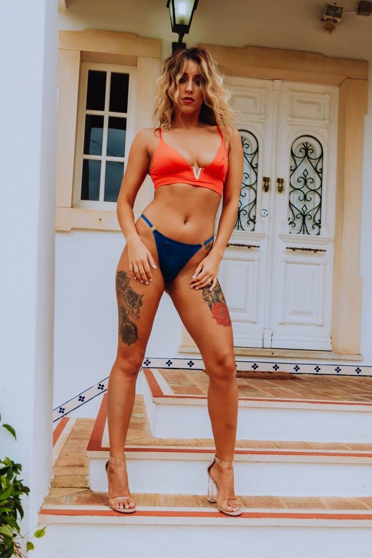 Das 12P Solo-Model Frankie Hollywood nimmt ihren Hut ab, bevor sie ihre natürlichen Titten zeigt