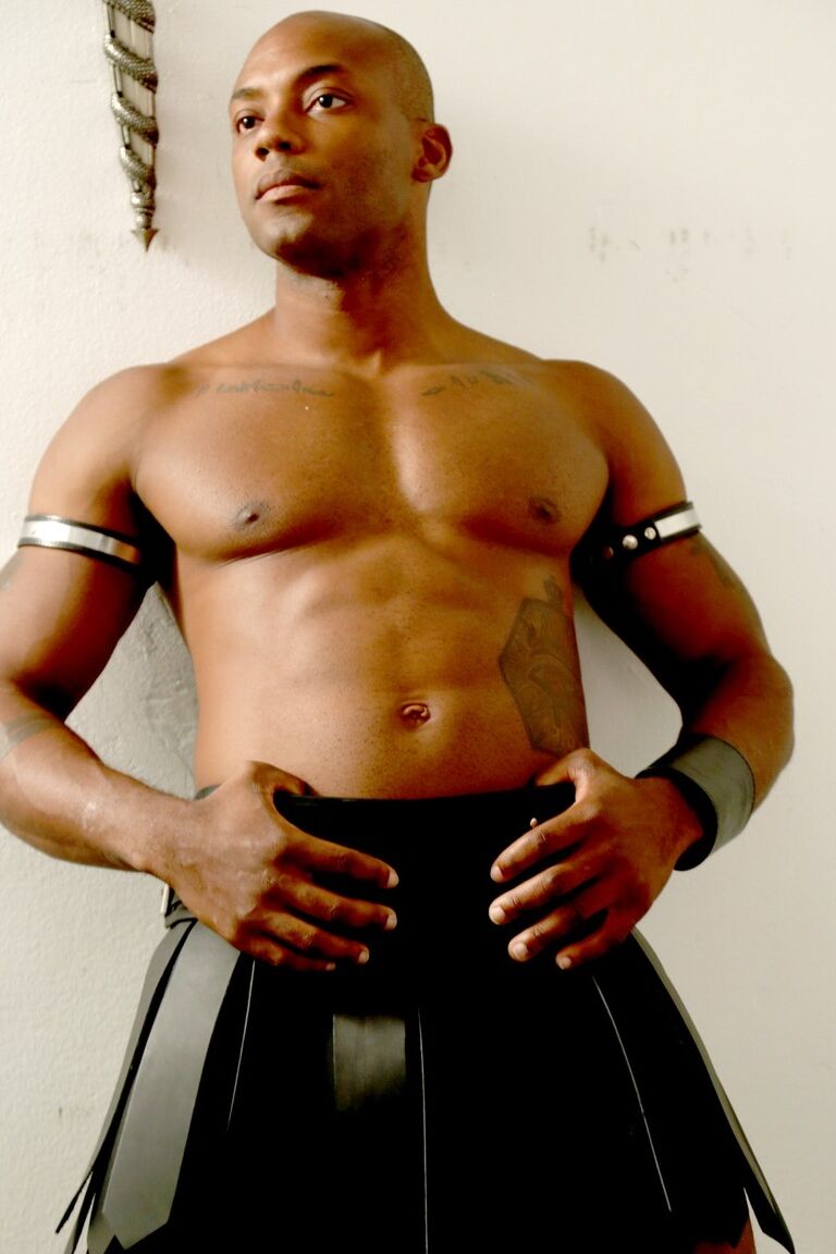21P Bald gays Marlone Starr and Osiris Blade suck each other's black dongs