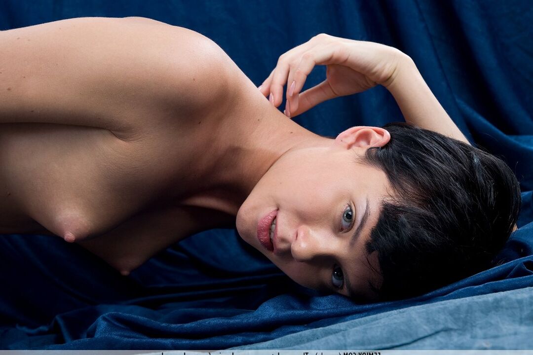 16P Short haired girl Taja models totally naked with a high degree of confidence