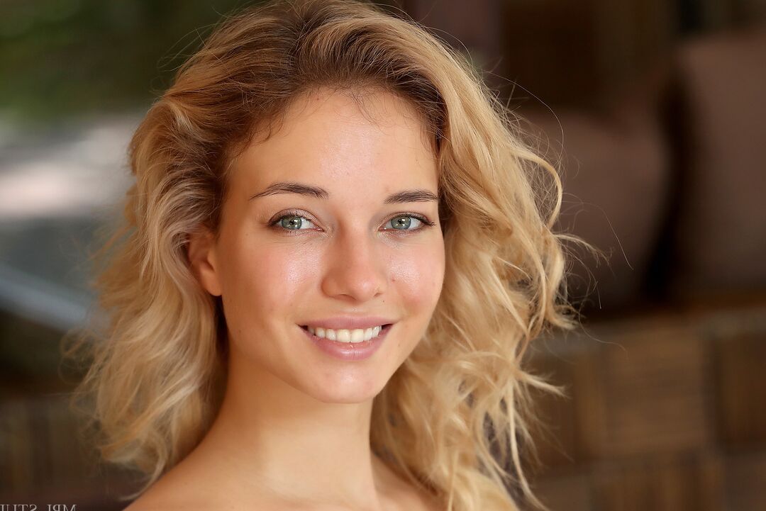 12P Totally naked blonde with firm tits and a nice ass wears a great smile