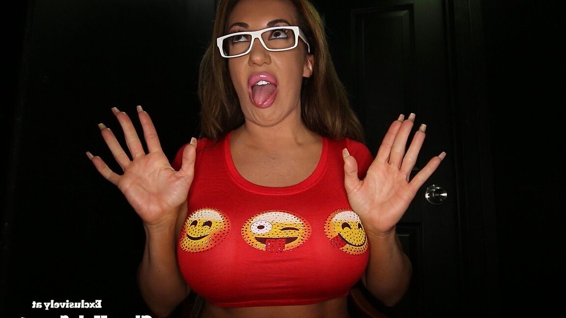 19P Naughty MILF Richelle tem seu rosto de sacanagem borrifado em um buraco de glória