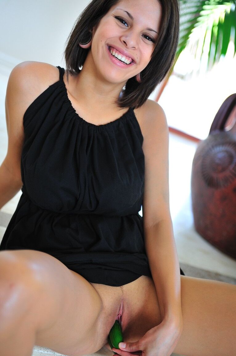 21P A linda namorada Meilani tira o vestido preto e exibe seus grandes juggs