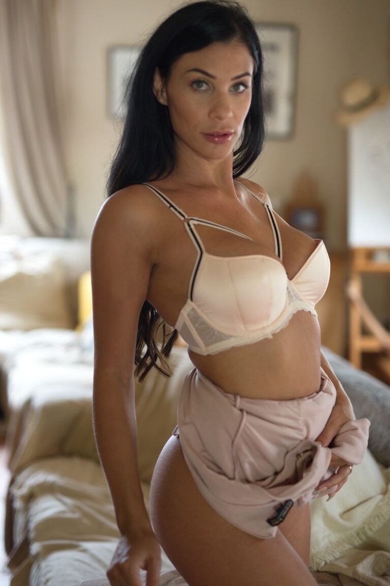 12P La chaude brune Roxy Mendez libère son superbe corps de sa robe et de sa lingerie