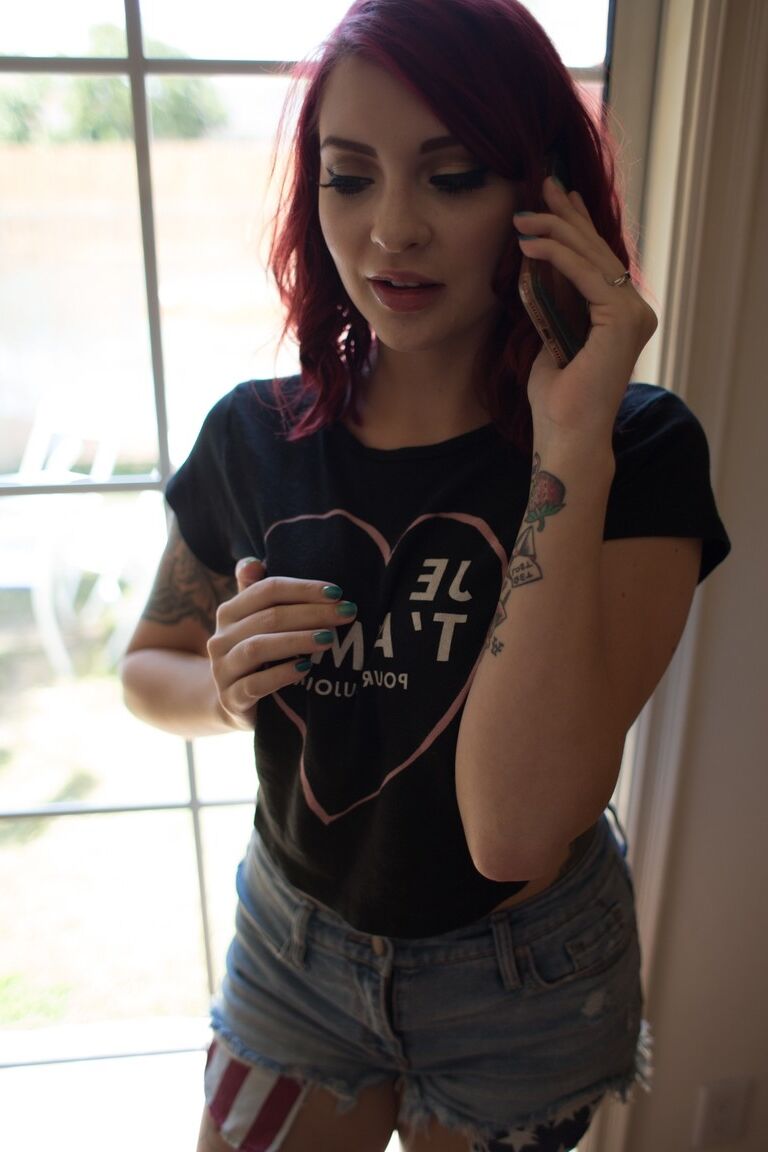17P La pelirroja Amber Ivy desnuda sus tetas naturales y se quita sus pantalones cortos ajustados