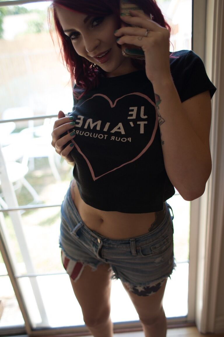 17P La pelirroja Amber Ivy desnuda sus tetas naturales y se quita sus pantalones cortos ajustados