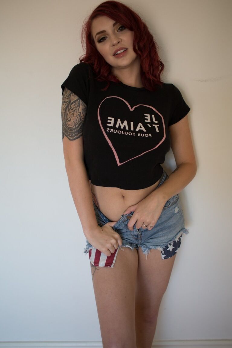 17P La pelirroja Amber Ivy desnuda sus tetas naturales y se quita sus pantalones cortos ajustados