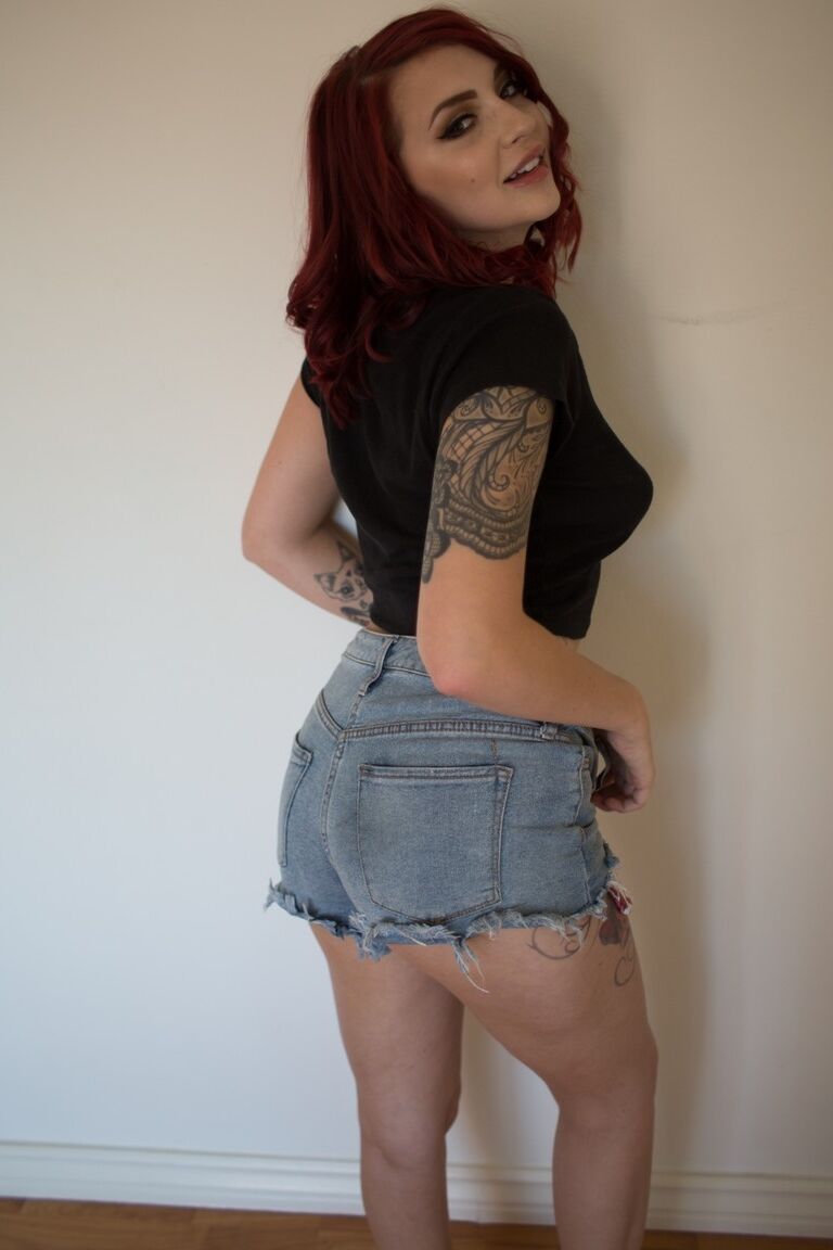 17P La pelirroja Amber Ivy desnuda sus tetas naturales y se quita sus pantalones cortos ajustados