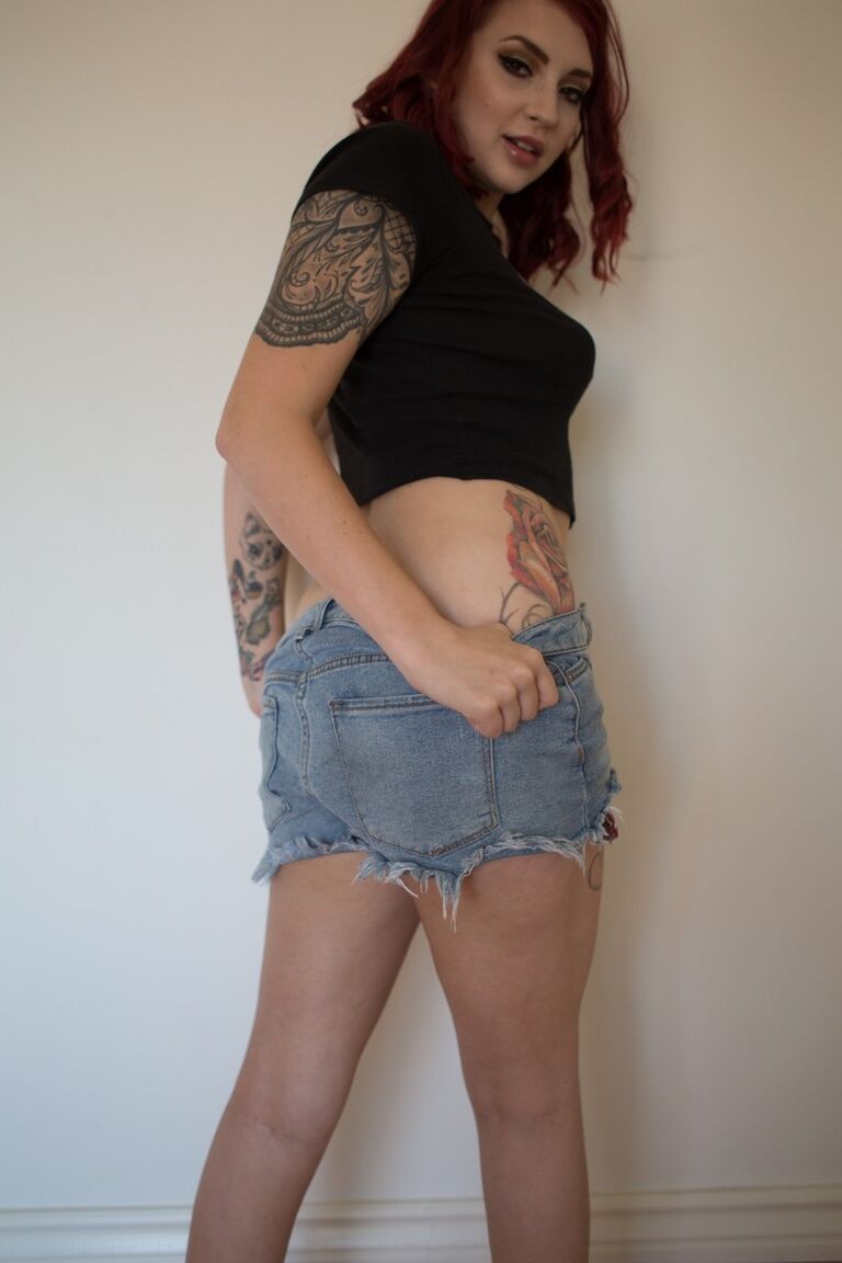17P La pelirroja Amber Ivy desnuda sus tetas naturales y se quita sus pantalones cortos ajustados