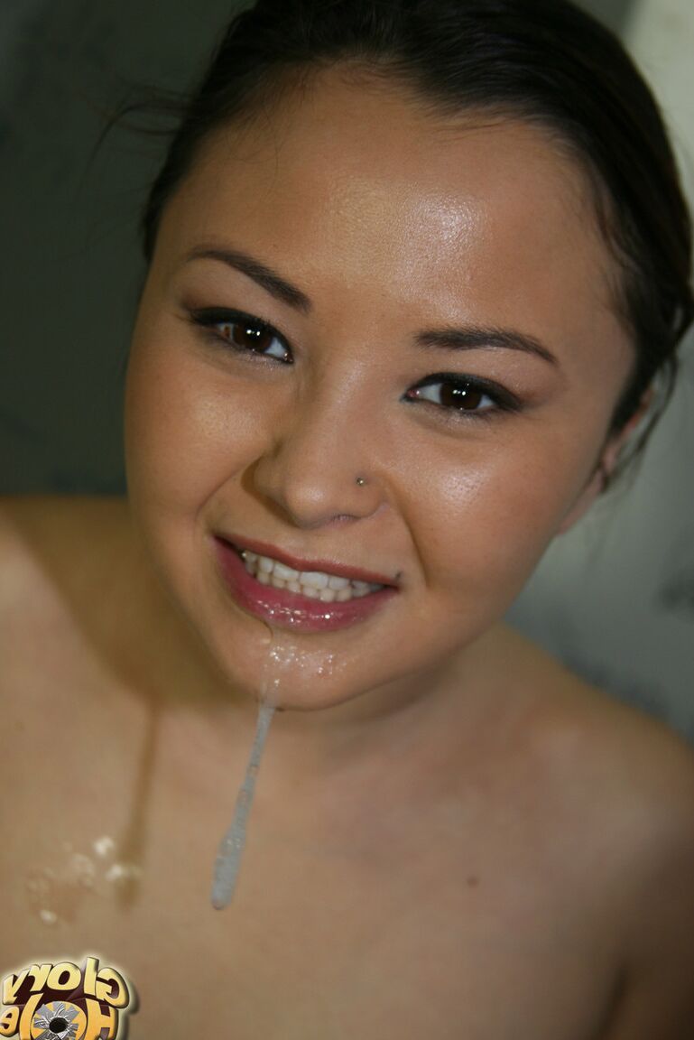 21P Kita Zen, une asiatique potelée, exhibe son cul rond avant de baiser au Gloryhole.
