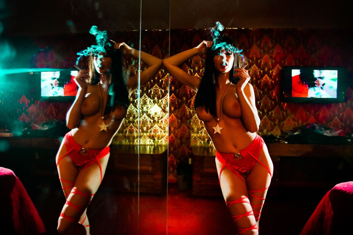 21P Doce pornstar com peitos grandes fantásticos exibe seu grande saque em um solo