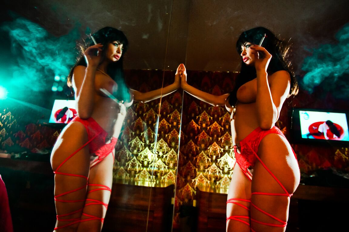 21P Doce pornstar com peitos grandes fantásticos exibe seu grande saque em um solo