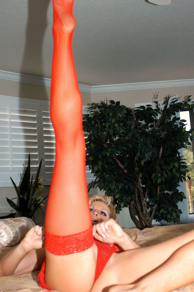 21P La sexy Angelica Saige partage une grosse bite avec la blonde aux gros seins Kelly Madison
