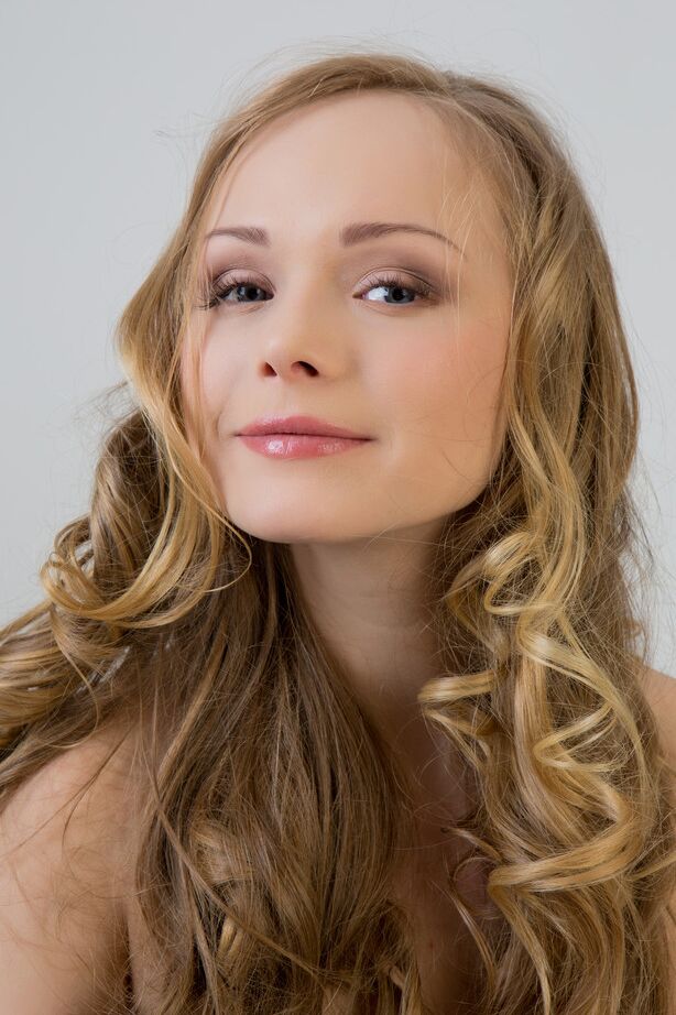 16P La guapa chica blanca Mia luce cabello rubio largo y rizado mientras está desnuda con calcetines OTK