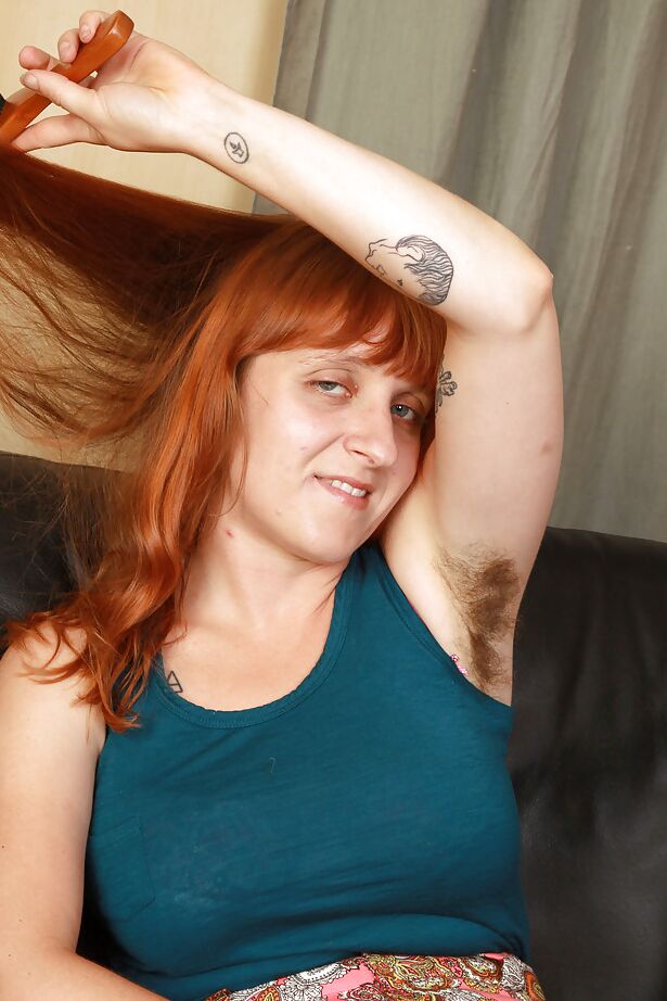 16P Velma, femme mature et sexuelle, accorde beaucoup d'attention à sa chatte