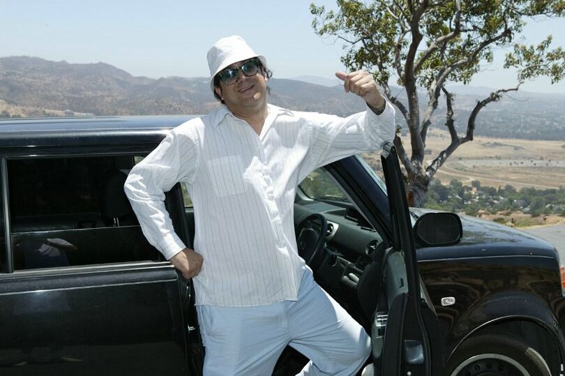 16P Charley Chase, bombasse aux gros seins, baise hardcore en plein air